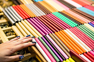 五月天婷婷丁香花:星光助力丁香花,五月天温暖公益行-1