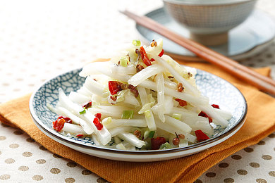 老汉和淑婷在厨房欢爱:《温馨家园》厨房浪漫一幕,唤醒家庭温暖回忆-1