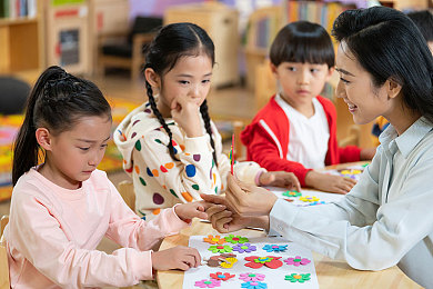 葵千恵激烈：学者辩论激辩：教育改革与AI未来，中国学者风采亮相国际舞台