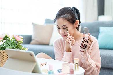 中国女明星囗交:明星囗交技巧引发争议,娱乐圈现状引人深思-1