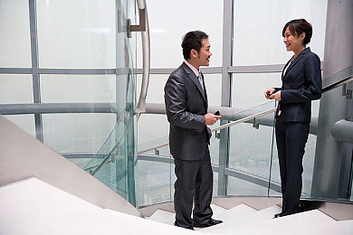 男生捅女生的鸡鸡软件：惊曝：恶意软件潜藏隐私危机，青少年当心！-2