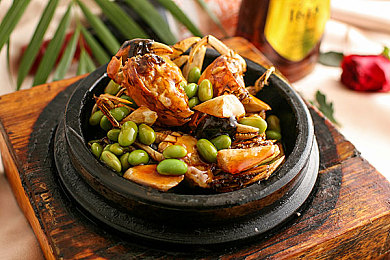 男女二人上床打扑克：酒店扑克大战，情侣情绪失控