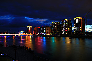 掀开短裙扒下小内裤打屁股:校园奇遇,游戏新体验-1