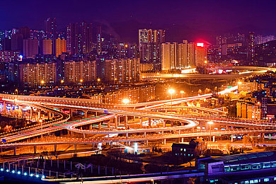 三个老头拥着躁我：六旬老人遭遇“拥抱”，心理健康引关注-2