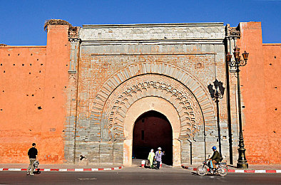 三个老头拥着躁我：六旬老人遭遇“拥抱”，心理健康引关注-3