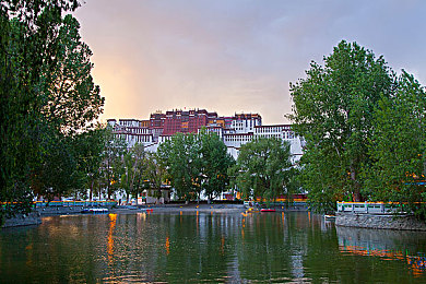 t55.44C陈冠希与陈慧琳：明星跨界联手，手游新体验来袭-1