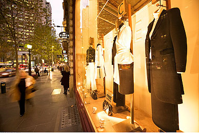 一个吃奶一个添下边：温馨哺乳画面：一家三口传递爱意-1