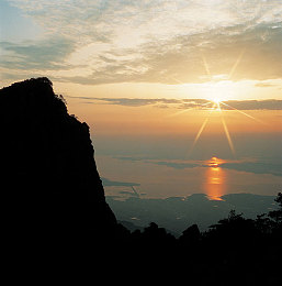 明里 照顾发烧的病人:最美护士抗疫坚守,医者仁心赢点赞-1