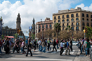 周莹回乡下被爸爸抱回老家：明星周莹泪拥慈父，家乡温情满溢