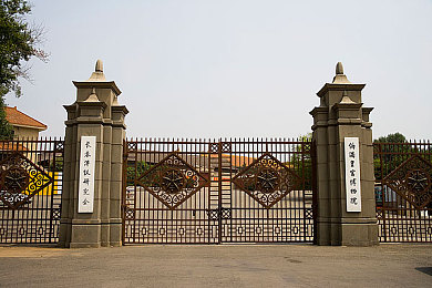 大胸美女脱秘 露小奶头:脱衣意外走红,美女率真态度引关注-1