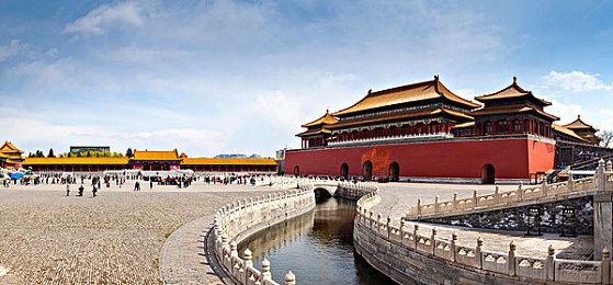 女同学裸体趴下光屁股挨打：校园暴力：14岁女生裸体挨打，谁之过？-2