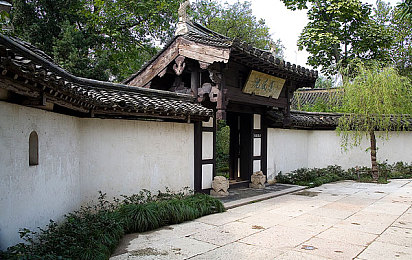 一女被两男吃奶玩：游戏新宠《奶玩世界》：打破框架，刺激来袭-2