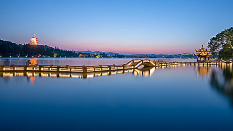 女超人 麦乐迪：都市“女超人”勇救市民，正能量感动众人心-1