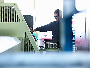 娘在狗子背上用手写字说长大了：母爱书写成长，狗狗见证陪伴力量