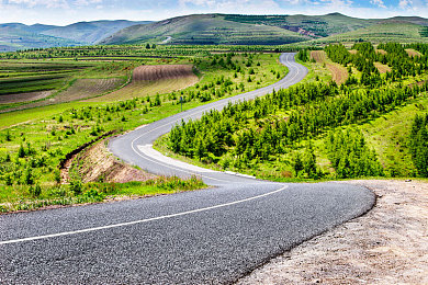 13岁戴紫色面具的小女孩：神秘面具女孩街头表演，梦想闪耀星光-1