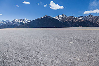 两个人在床上打扑克：床战扑克，揭秘居家休闲新潮流-2