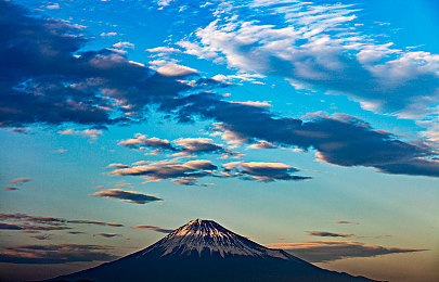 极限捆绑sm中国女模特：中国模特挑战极限，争议表演引关注-2