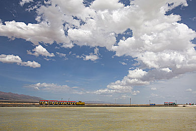 男男玩茎眼F：社会开放新现象：同性恋眼神传情引关注-4