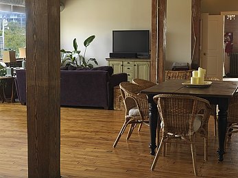 女同学裸体趴下光屁股挨打：校园暴力：14岁女生裸体挨打，谁之过？-3