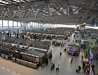 陈冠希摸钟欣潼奶头：游戏再现明星亲密互动，网友直呼太真实-2