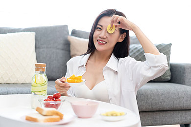 中国少妇毛茸茸：少妇红人毛茸茸：穿搭自信，公益暖心-4