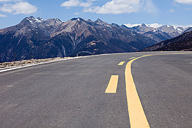 巨爆乳肉感一区二区三区：视觉盛宴！勇者冒险，三区特色等你探索-4