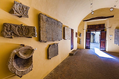 在卫生间啪女友闺蜜的小：闺蜜家中突发惊人事件，卫生间内惊人一幕！-2