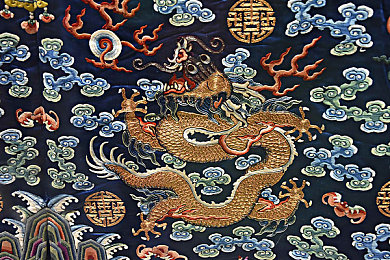 打扑克不盖被子:扑克新玩法走红,创意图案逗趣满满-2