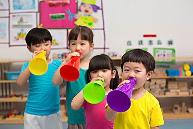 老师用刷子刷班长脚底心作文：“惩罚中的关爱：作文引发教育方式大讨论”-2